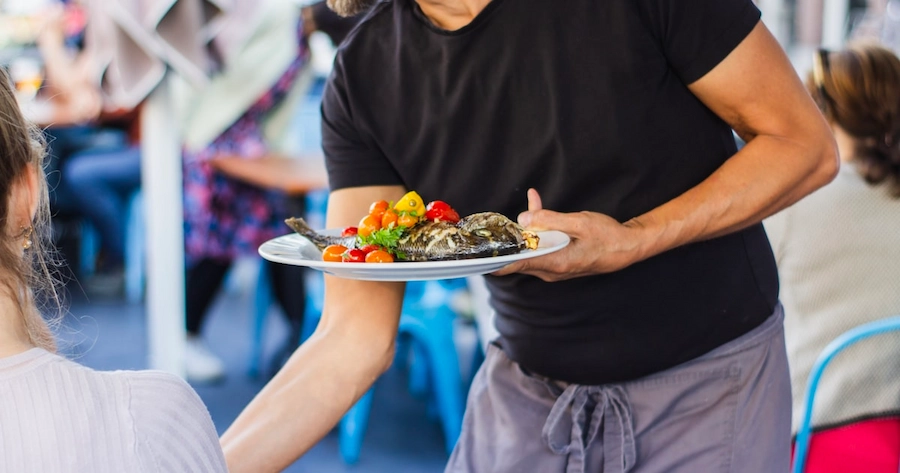 Salle de restaurant accueillant des clients satisfaits prêts à laisser un avis Google cinq étoiles