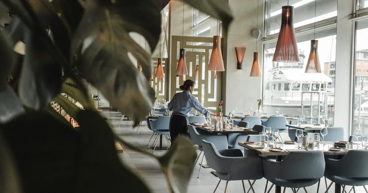 Clients attablés dans un restaurant convivial consultant les avis Google sur leur smartphone