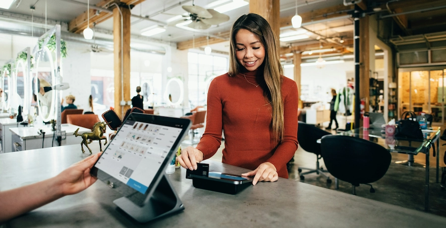 Propriétaire souhaitant digitaliser son point de vente avec des appareils connectés afin de faciliter le parcours client.