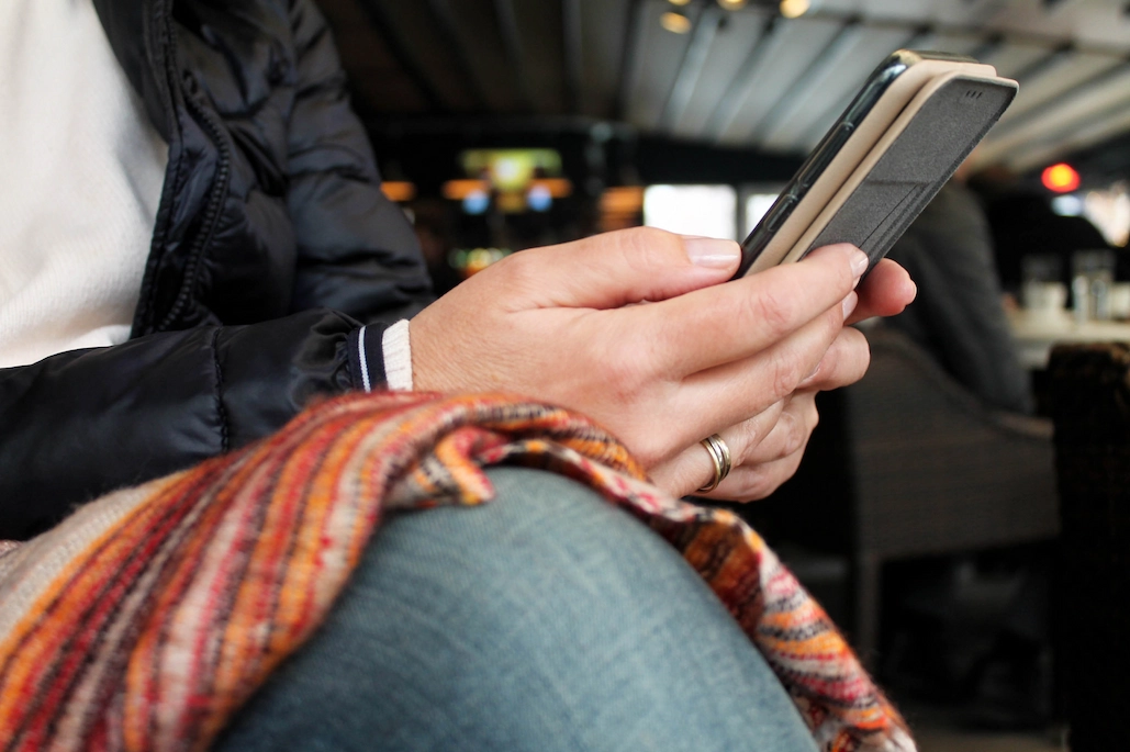Commerçant local envoyant une campagne SMS en masse depuis son smartphone
