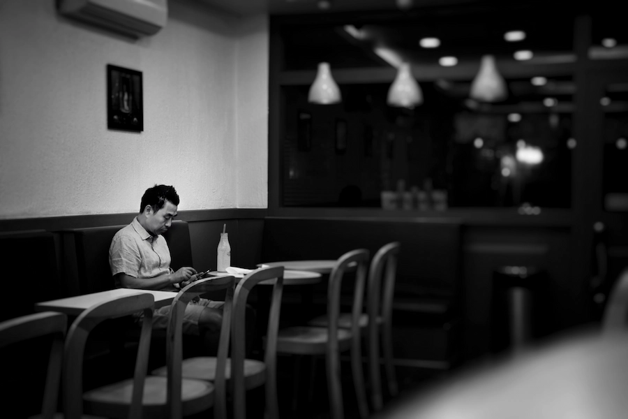 Commerçant envoyant une campagne SMS en masse depuis son smartphone