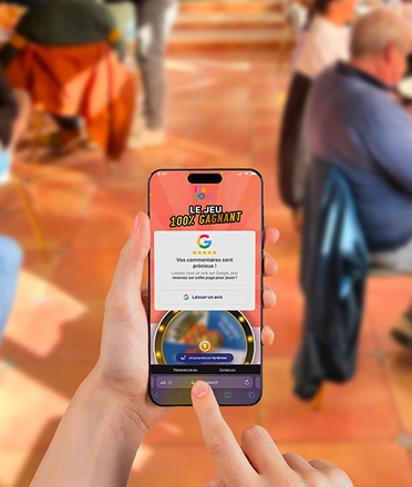 Cliente participant au jeu concours Up Review d'Italova sur son smartphone dans la salle du restaurant