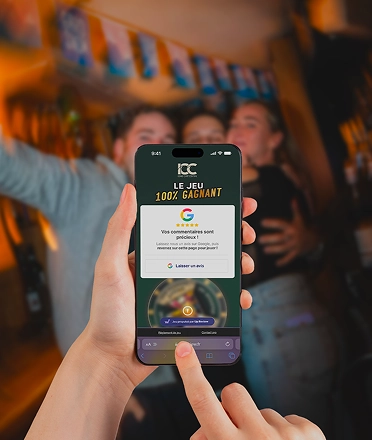 Client participant au jeu concours de l'Izard Café Central sur son smartphone lors d'une soirée au bar
