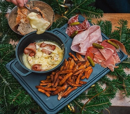 Planche gourmande de l'Izard Café Central : fromage rôti, charcuterie et frites de patate douce
