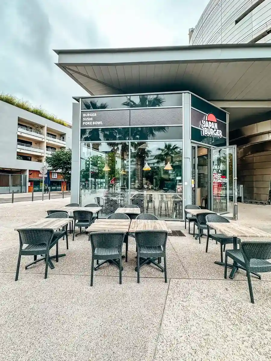 Façade vitrée et terrasse du restaurant Japan Burger près de Montpellier