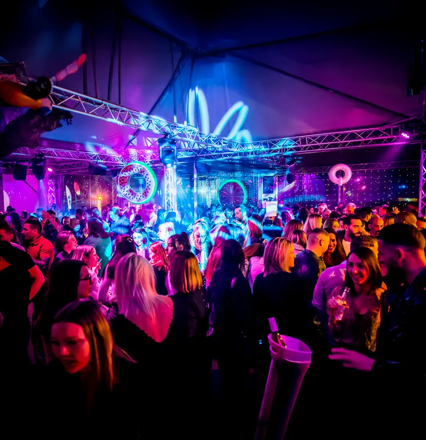 Soirée au Mas du Cheval : la foule danse sous les jeux de lumière