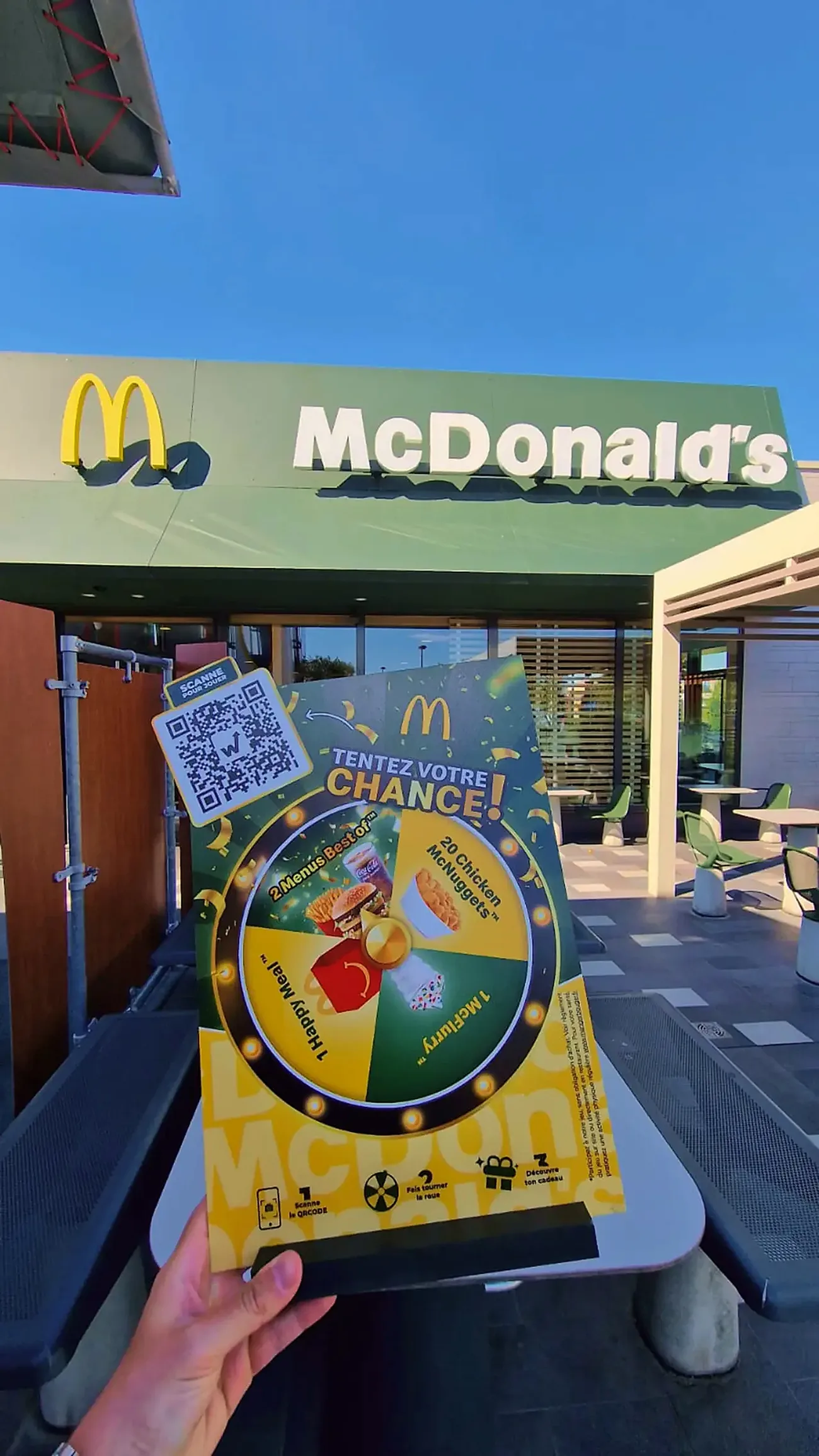 Roue à cadeaux du jeu concours Up Review devant le McDonald's de Pignan