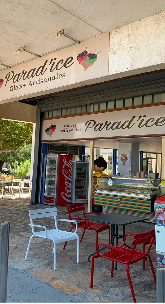 Devanture du glacier artisanal Parad'Ice avec sa terrasse et son comptoir à glaces