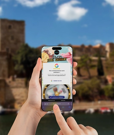 Participante au jeu 100% gagnant de Parad'Ice sur son smartphone, en bord de mer