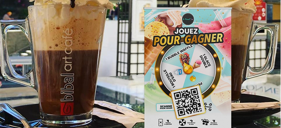 Flyer Jouez pour gagner de Parad'Ice avec roue à cadeaux et QR code posé entre deux cafés gourmands