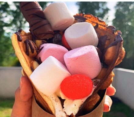 Bubble waffle de Parad'Ice garnie de marshmallows, bonbons et chocolat