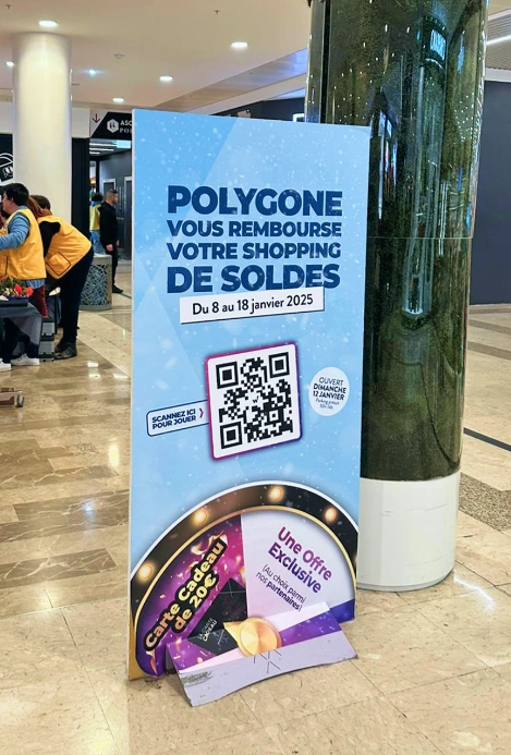 Roll-up XXL du jeu concours avec QR code « Polygone vous rembourse votre shopping de soldes » à l'entrée du centre commercial