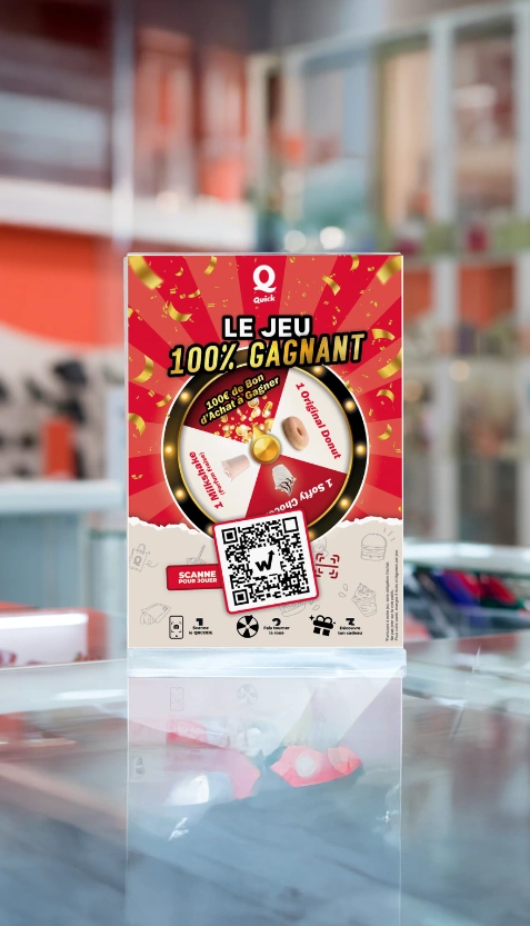 Chevalet du jeu concours Quick « Le jeu 100 % gagnant » avec QR code posé sur un comptoir du restaurant
