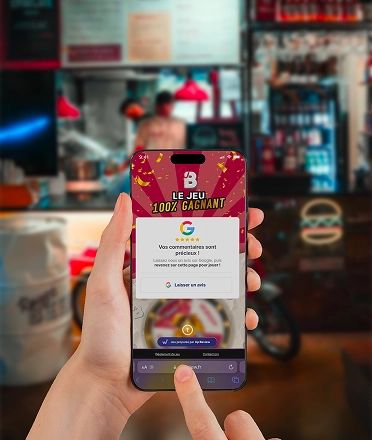 Smartphone en main affichant le jeu concours Rouge Beef « Le jeu 100 % gagnant » avec dépôt d'avis Google