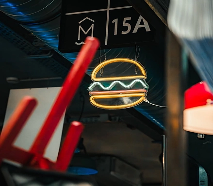 Néon burger et enseigne 15A dans la salle du restaurant Rouge Beef