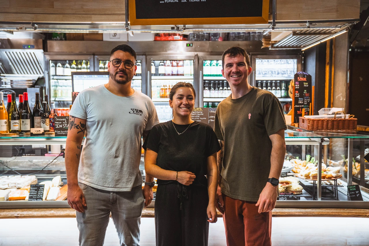 L'équipe de Sax Spécialités Fromagères devant le comptoir du restaurant à Mauguio