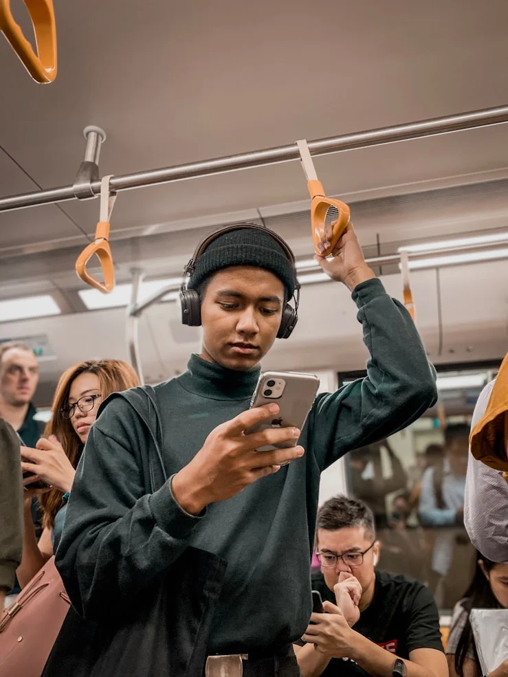 Client répondant à une enquête de satisfaction Up Review sur son téléphone