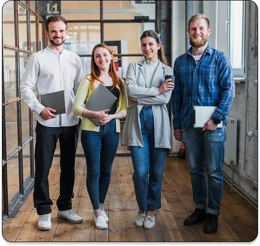 Équipe d'agence de communication travaillant sur un projet digital