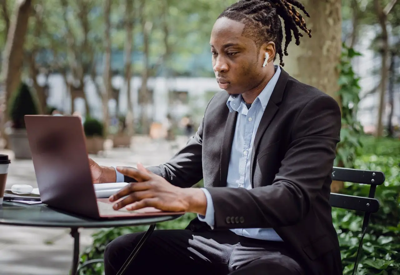 Gérant multi-établissements consultant ses données sur son ordinateur portable