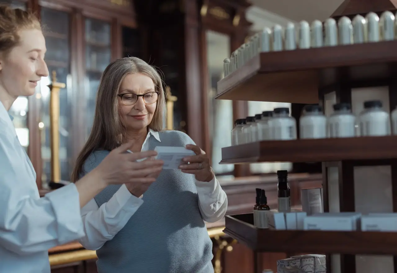 Pharmacienne conseillant une patiente dans son officine