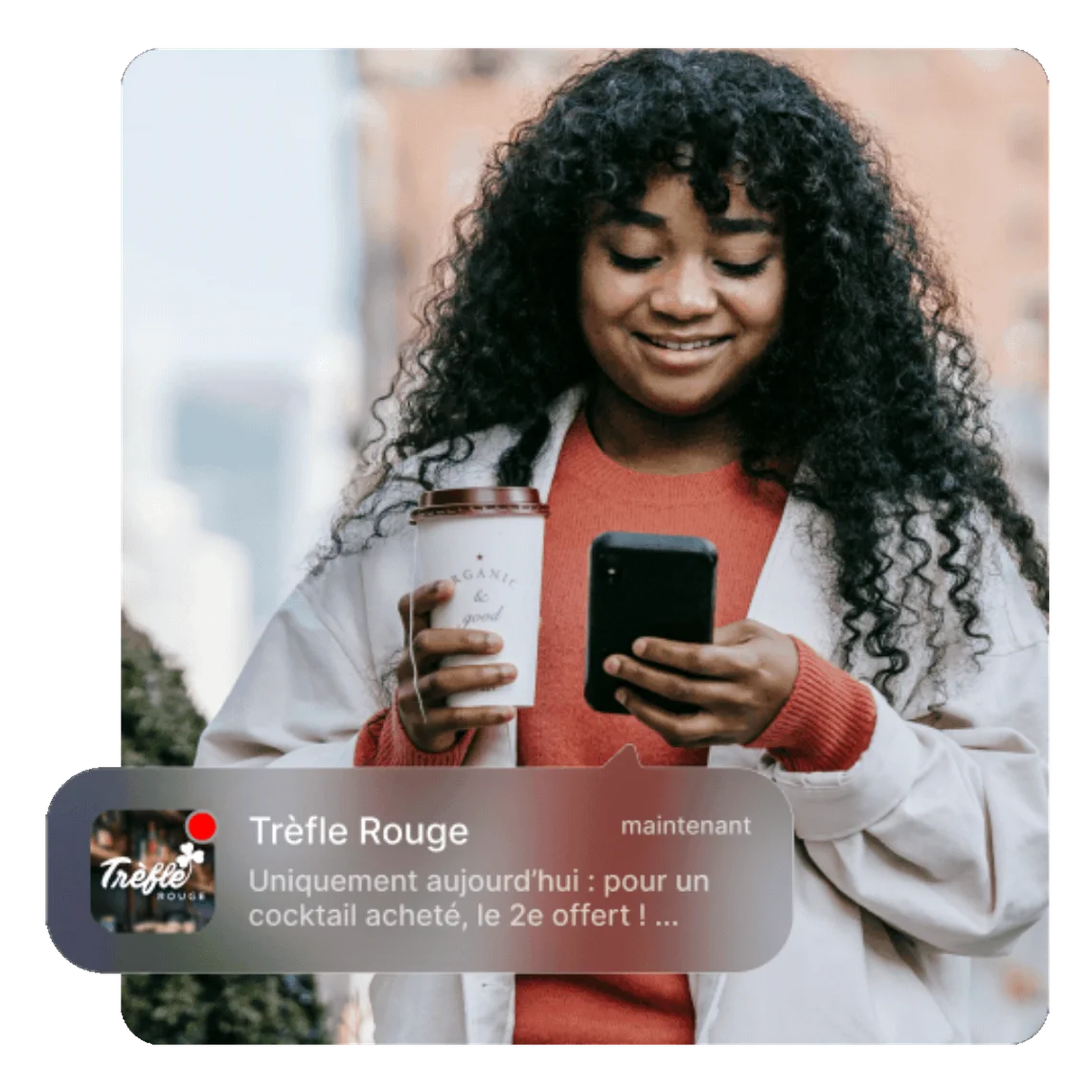 Cliente recevant une campagne SMS Up Review sur son téléphone